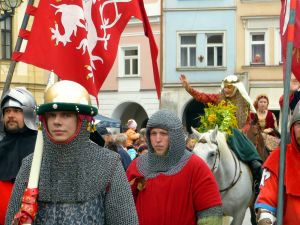 Královna Eliška přijede se svojí družinou v sobotu odpoledne.