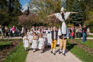 Smrt vynáší folklorní soubory v hradeckých Jiráskových sadech.